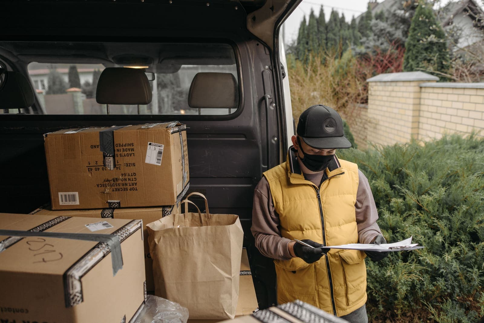Parcels from multiple suppliers loaded for consolidation